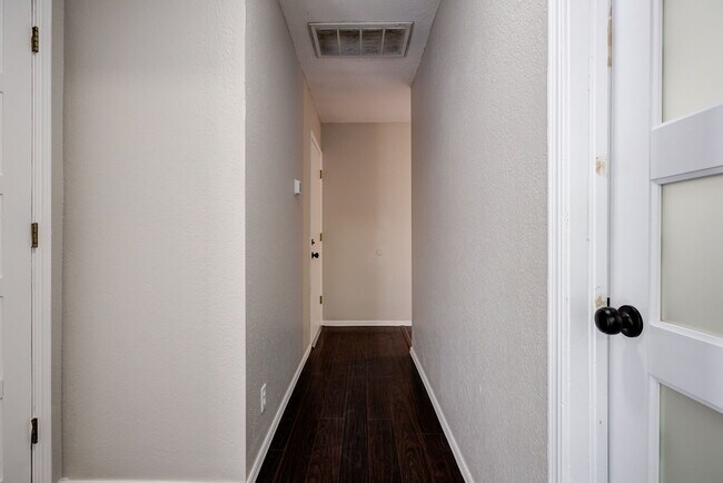 Building Photo - 605 Springwood St