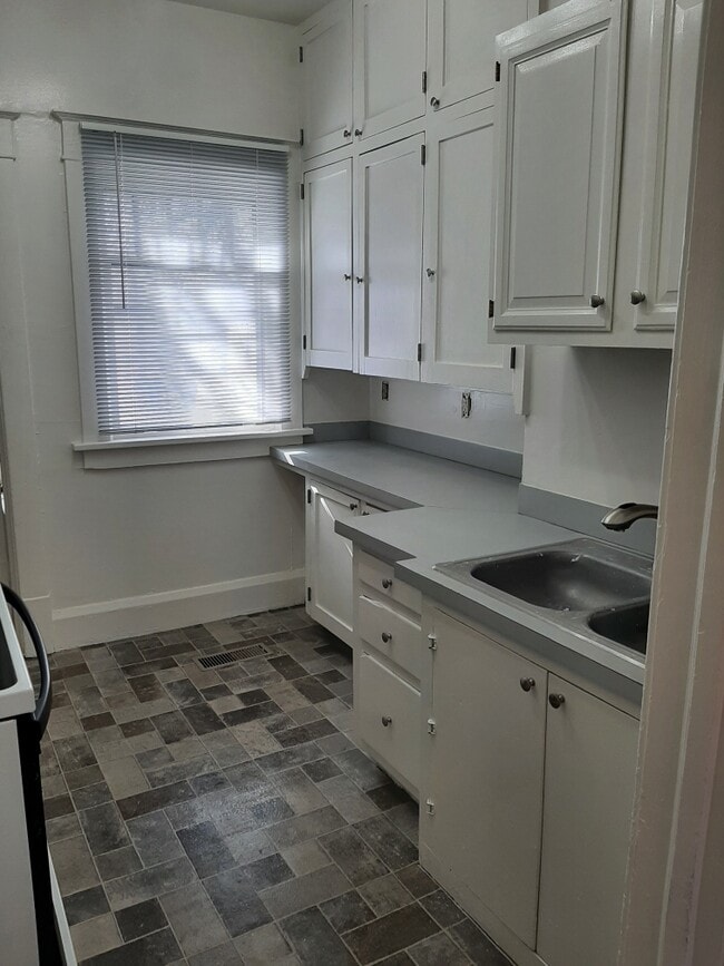 Building Photo - Triplex