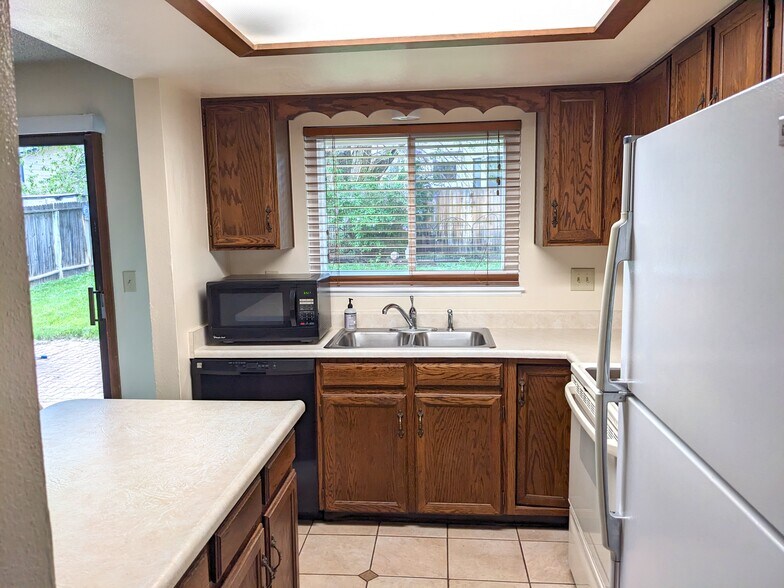 Building Photo - 6220 Pemberton Way