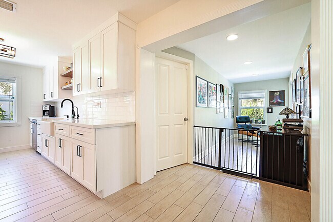 Building Photo - 711 NW 7th Dr