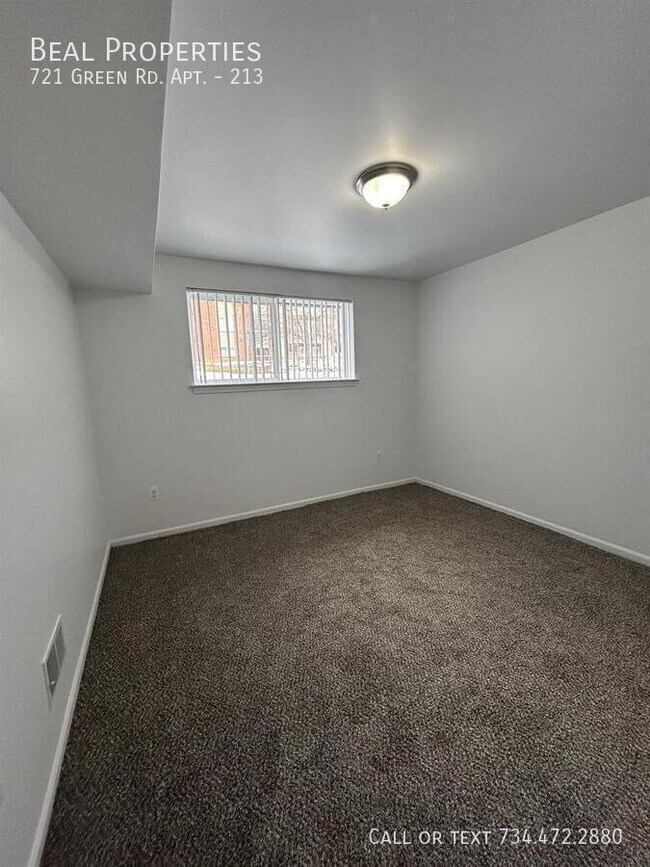 Building Photo - 721 Green Rd