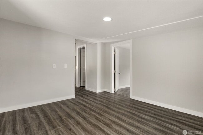 Building Photo - 5 Bedroom 2 Bathroom House with Large Lot