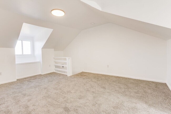 Building Photo - AVAILABLE NOW - Beautiful 3 Bedroom Home w...