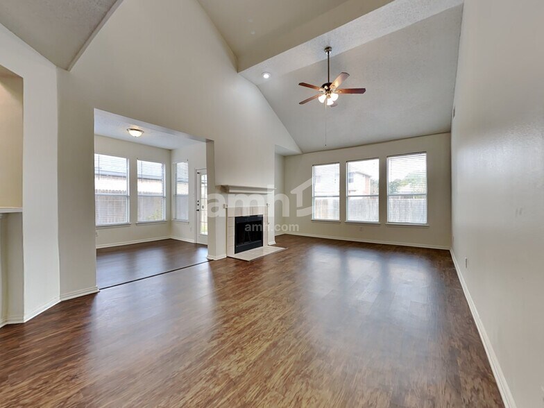 Building Photo - 2510 Valley Creek Dr