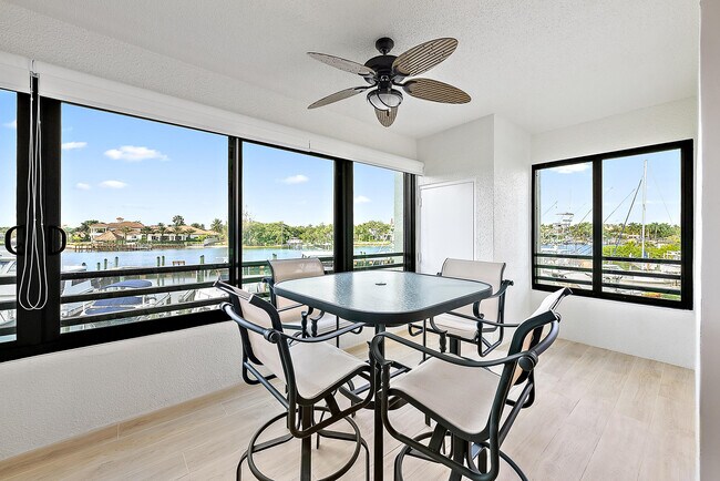 Building Photo - 926 Oak Harbour Dr