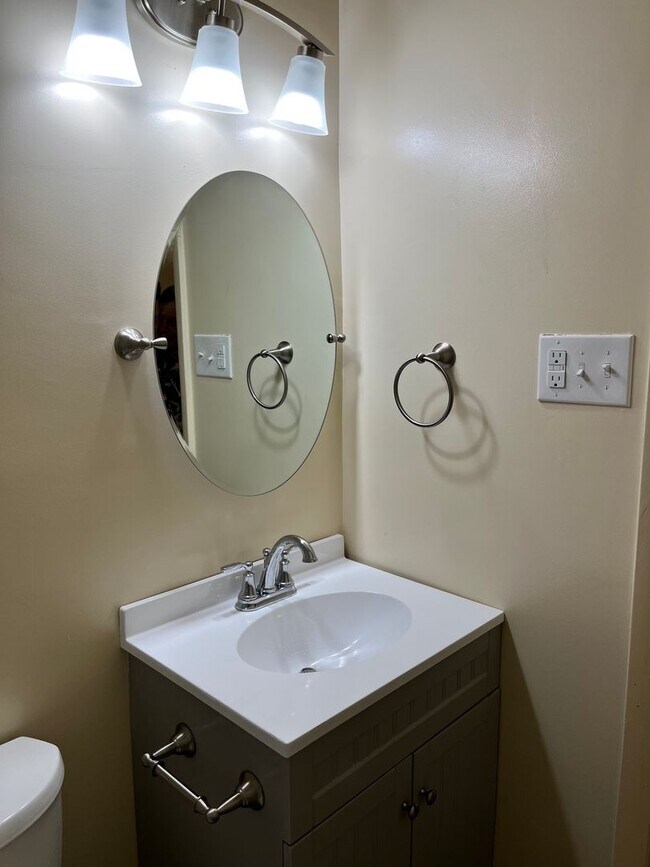 Building Photo - Remodeled 3 Bedroom Home in Boulevard Neighborhood