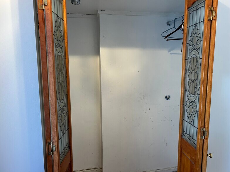 Open closet - 2370 64th St