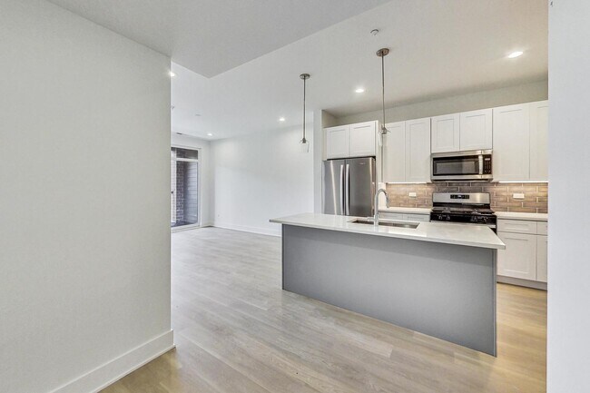 Building Photo - 3355 N Southport Ave