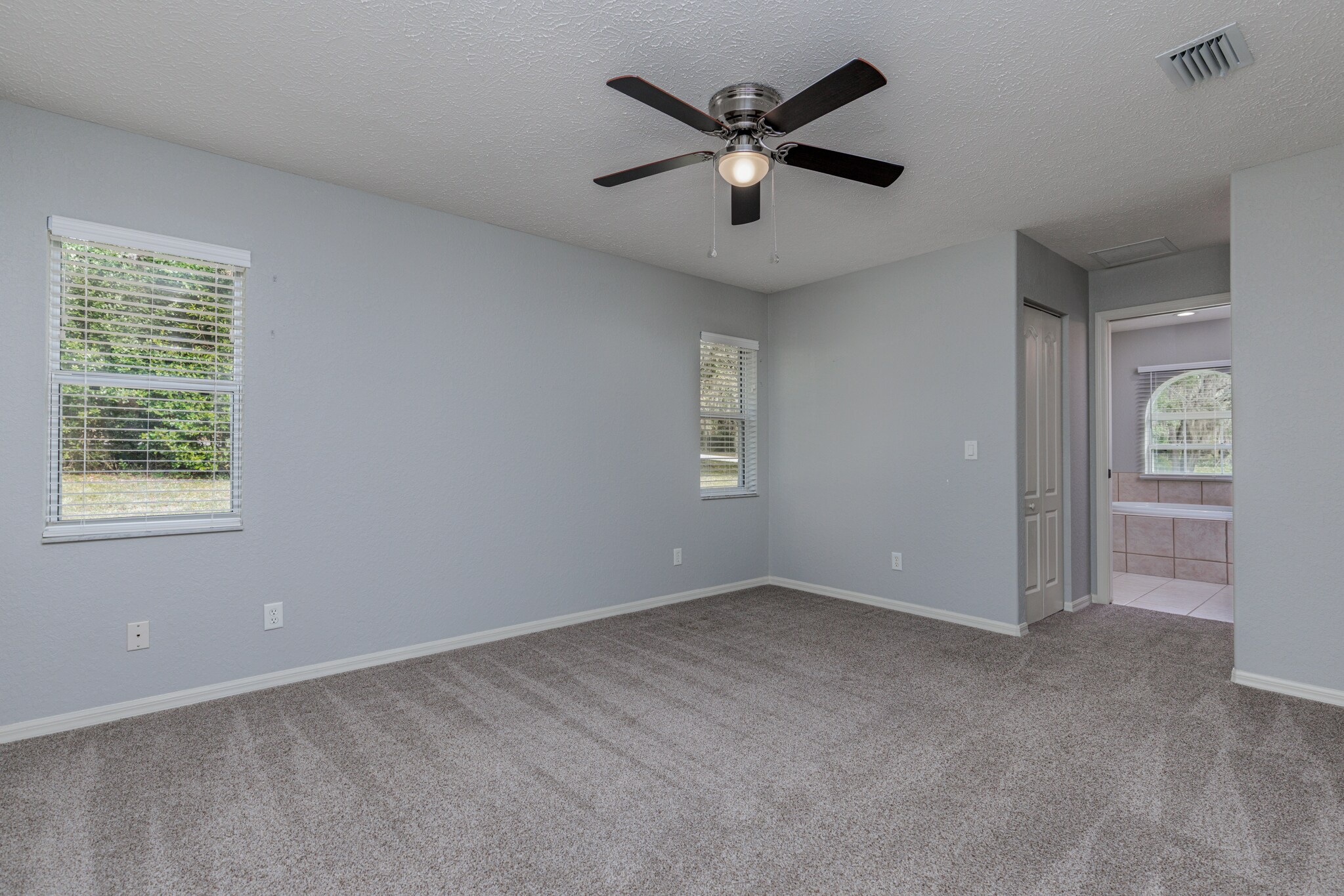 Building Photo - 320 N Fresno Ave