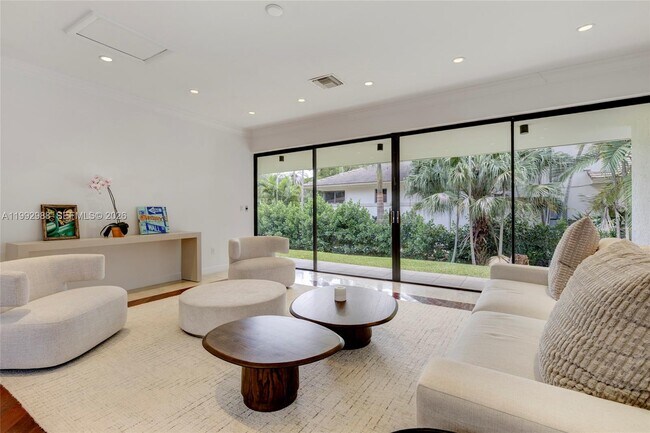 Building Photo - 8118 Los Pinos Blvd