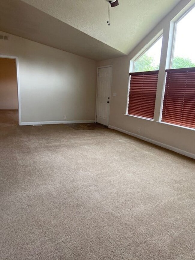 Building Photo - Hellgate Elementary School Area - 3 Bed, 2 Bath, Garage and a Fenced Yard