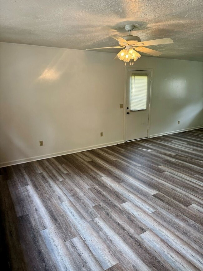 Building Photo - Newly Remodeled Duplex in Blacksburg