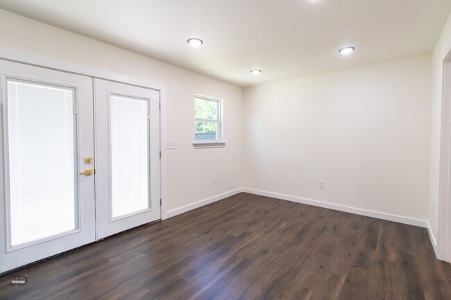Building Photo - 1310 Eleanor St