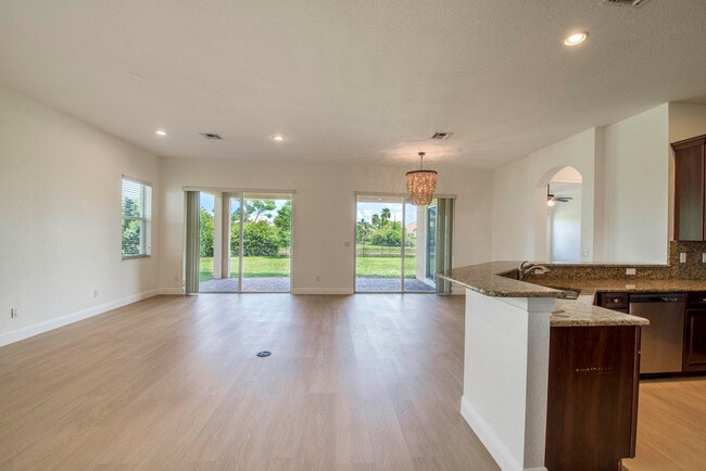 Building Photo - 172 Manor Cir