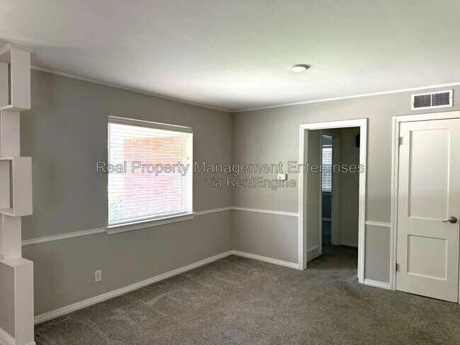 Building Photo - 2301 N Warren Ave