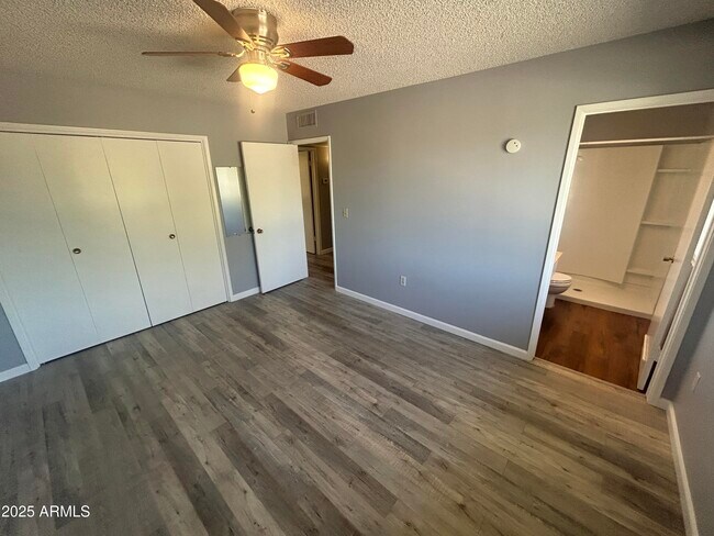Building Photo - 10344 W Salem Dr