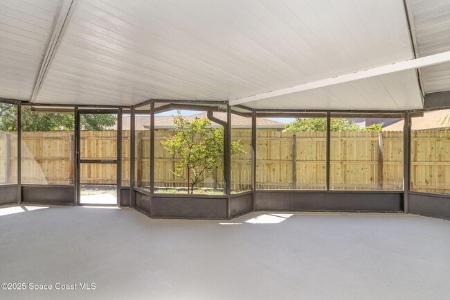 Building Photo - 841 Raintree Ave