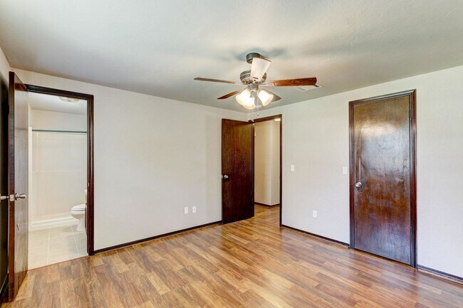 Building Photo - 974 Castlebury Mansion