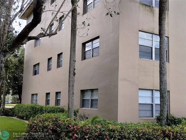 Building Photo - 1905 Bermuda Cir
