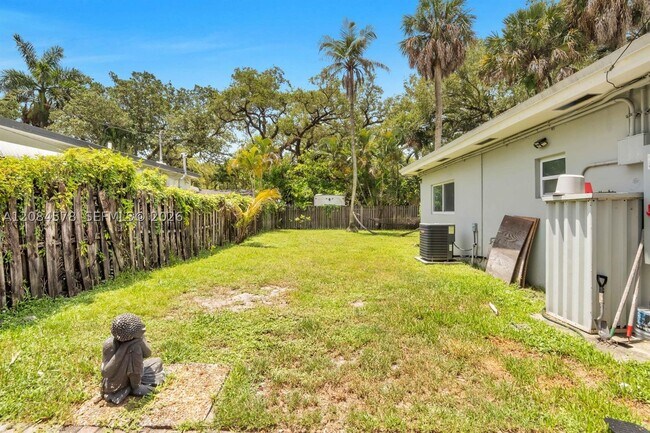 Building Photo - 1548 SW 23rd St