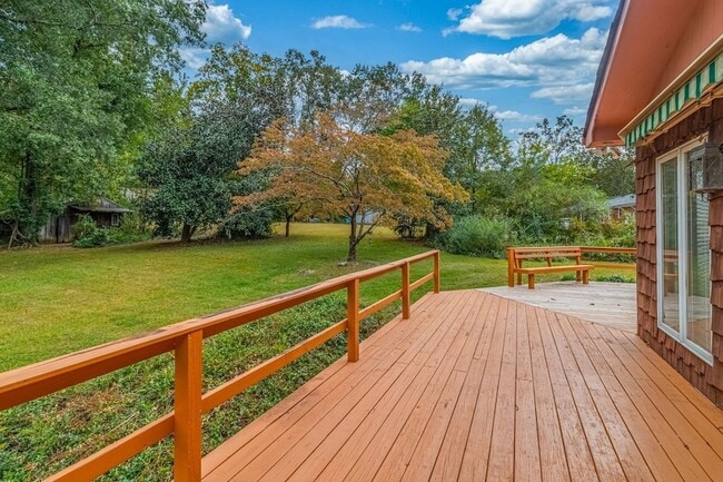 Building Photo - 204 Lake Cir Dr