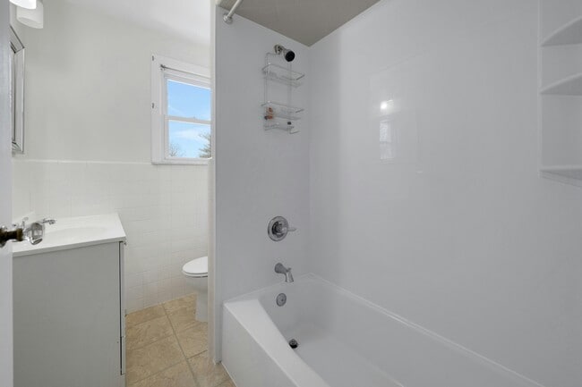 Building Photo - 5 Gates Ave