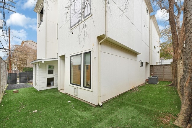 Building Photo - 707 W Clay St