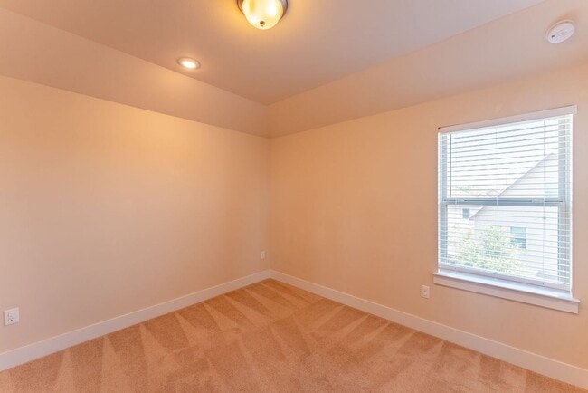 Building Photo - Beautiful 3 bedroom home in Gated community!