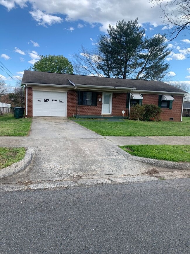 Building Photo - 3 Bedroom Salisbury Home