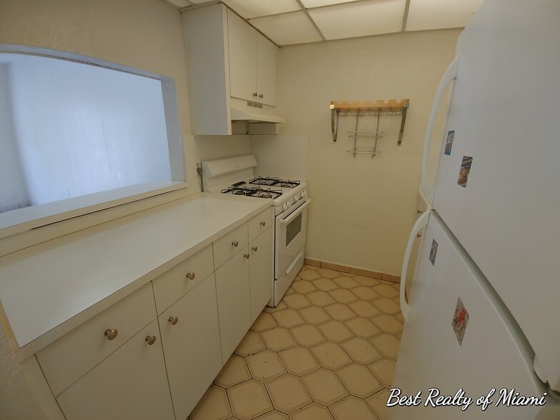 Building Photo - 1305 W 53rd St
