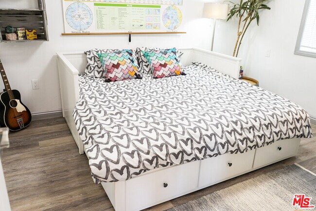 Building Photo - 348 1/2 Laveta Terrace