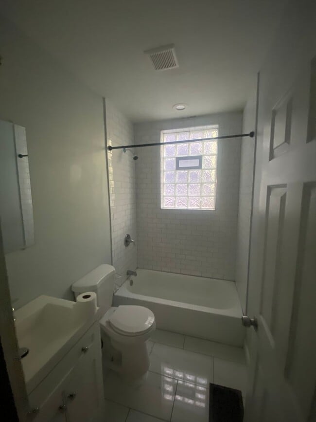 Building Photo - Two Bedroom in Cincinnati!