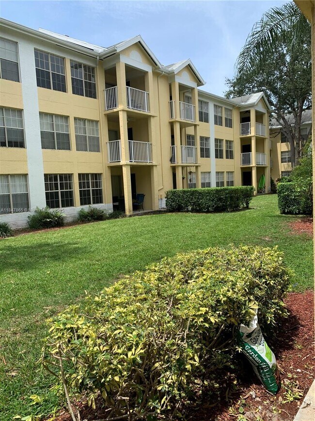 Building Photo - 6323 La Costa Dr