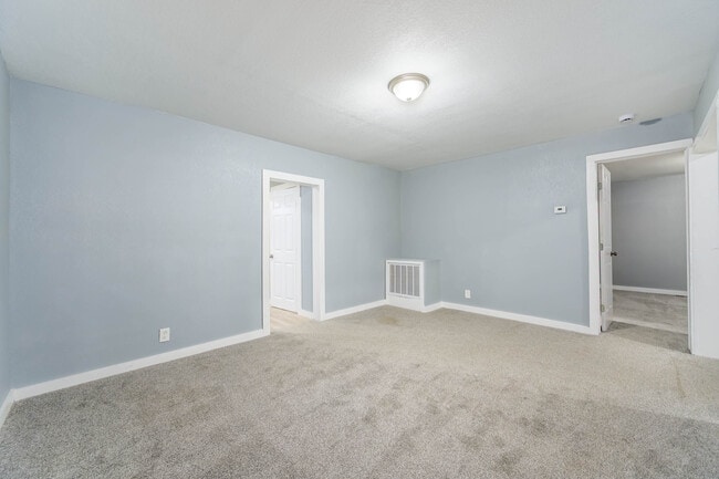 Building Photo - 407 W 6th Ave