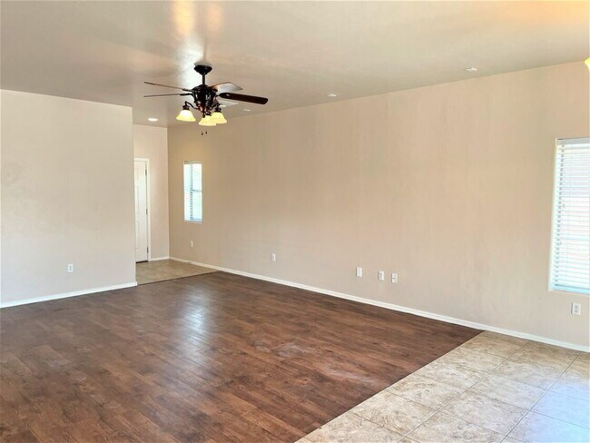 Building Photo - "Charming 4-Bed Home with 2.5 Baths in Tuc...