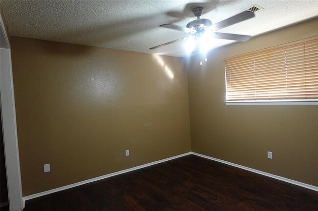 Building Photo - 6314 Sandy Oaks Dr