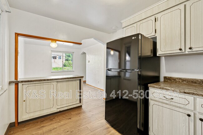 Building Photo - 823 Hartman St