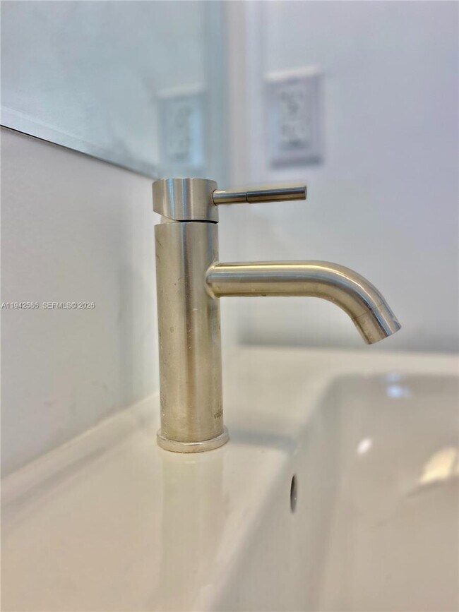 Building Photo - 1560 NW 1st Ct