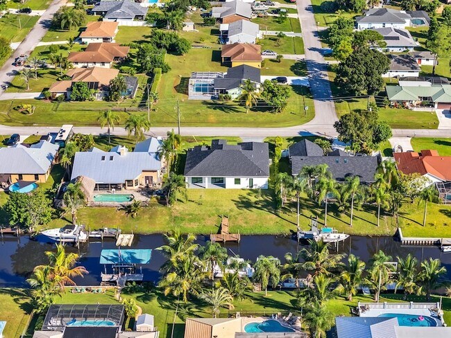 Building Photo - 632 SE Seahouse Dr