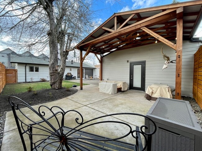 Building Photo - Charming 3Bed 2Bth Montavilla Neighborhood with Detached Additional Living Area and Backyard Grea...
