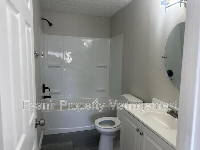 Building Photo - 955 Chelsea Ave