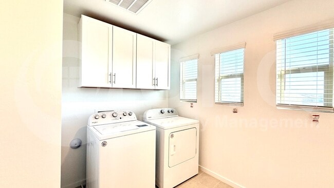 Building Photo - 40414 W Sunland Dr