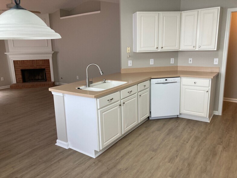 Building Photo - 2328 Leacroft Way