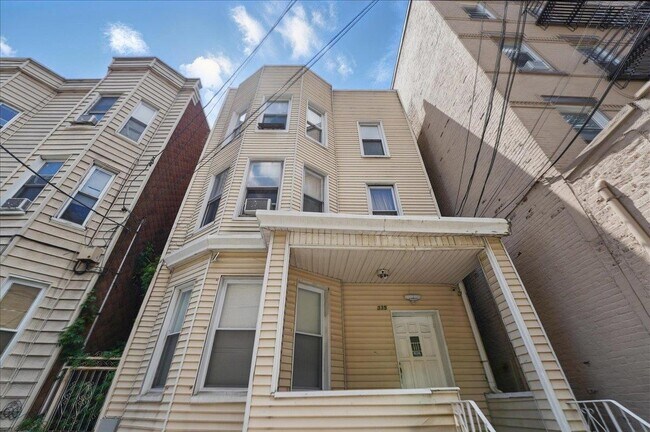 Building Photo - 335 47th St