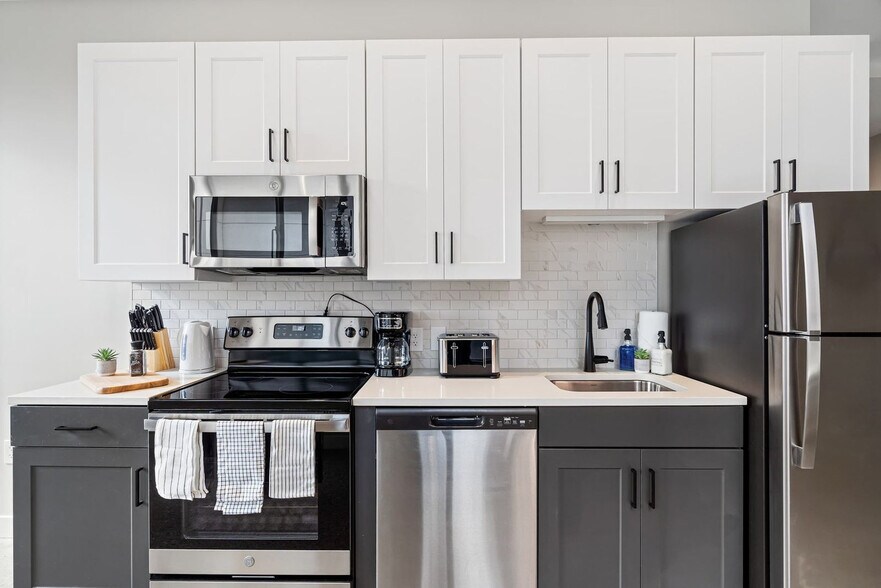 Building Photo - 205 W 4th St