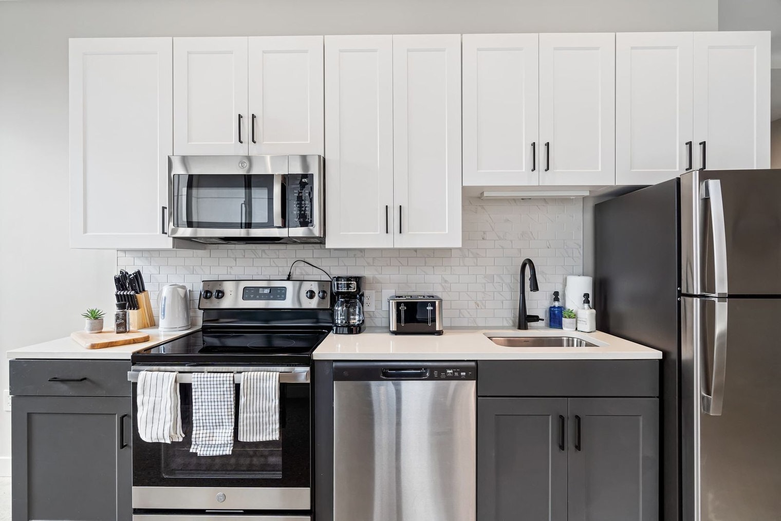 Building Photo - 205 W 4th St