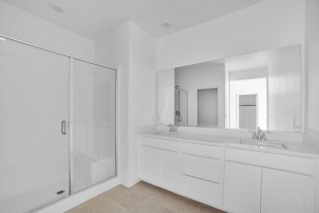 Building Photo - Stunning Home Located in the Desirable Bla...