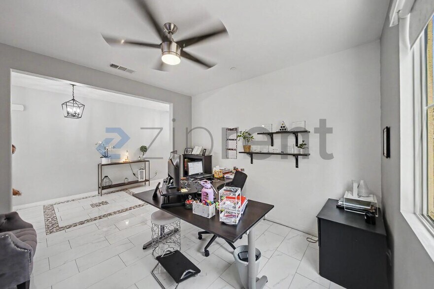 Building Photo - Unit