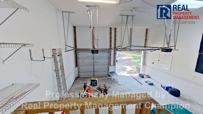 Building Photo - Spacious Home w/Community Access to Intra-...