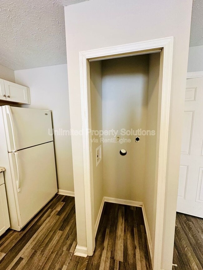 Building Photo - 215 Sunn Aire Ct